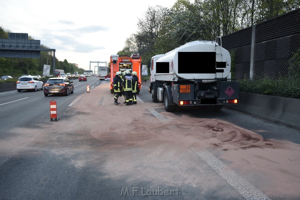 A 4 Rich Olpe vor Rodenkirchener Bruecke Heizoel LKW verliert Heizoel P27.JPG - Miklos Laubert